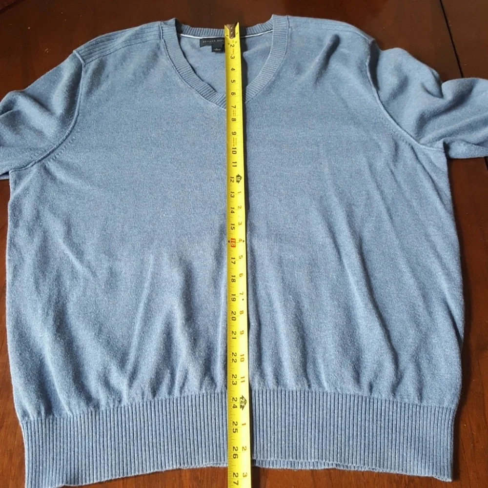 07:08 - Banana Republic V-neck Sweater